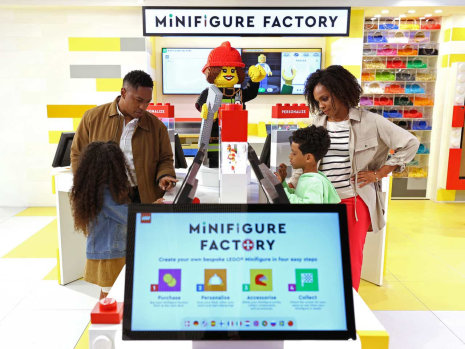 La MiniFactory offre un expérience unique en point de vente, les clients pouvant créer leur personnage. - © Lego