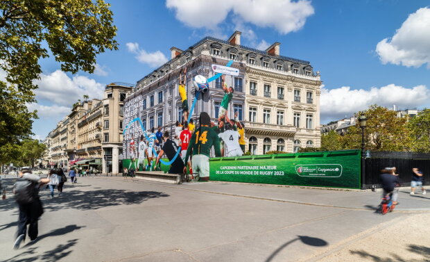 Le siège de Capgemini habillé aux couleurs de la Coupe du monde de Rugby, une réalisation signée JCDecaux - © Rémi Poulverel