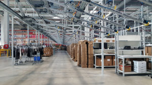 Les produits sont acheminés sur cintre via un convoyeur et ils seront répartis selon les commandes qu’elles soient retail, wholesale ou e-commerce. - © CC / Républik Retail