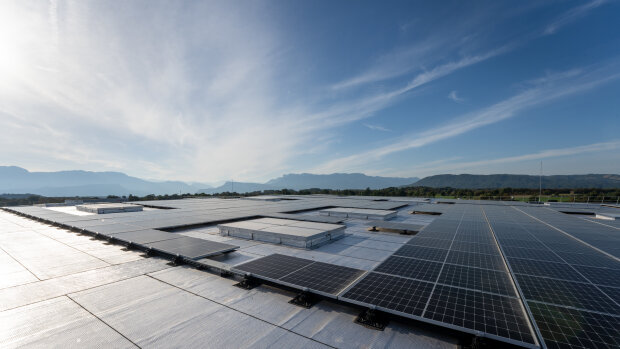 Les panneaux solaires qui ornent la toiture des nouvelles cellules de la plateforme - © RM