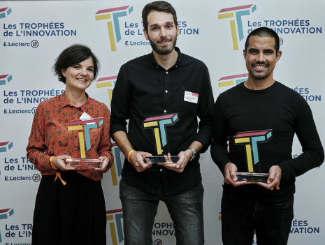 De gauche à droite : Lucie Soulard de Place2Swap, Mickaël Braconnier de Mon Super Voisin et Irwan Djoehana de Retail Shake, les 3 lauréats des Trophées de l’Innovation E.Leclerc 2021. - © CHRISTOPHE MEIREIS