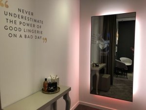 Lincherie scanne en cabine le buste de ses clientes pour avoir les bonnes mensurations. - © Echangeur