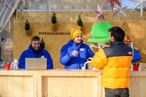 Le marché de Noël circulaire et solidaire Ikea propose des ateliers pour échanger, réparer, customiser des produits et des meubles - © jimmyseng