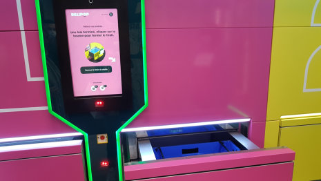 Les clients collectent dans les tiroirs leurs sacs de course stockés dans des bacs tout droit sortis des entrepôts des retailers. - © CC / Républik Retail