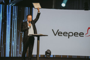 Michel-Edouard Leclerc remettant un prix à Veepee. © Républik Retail