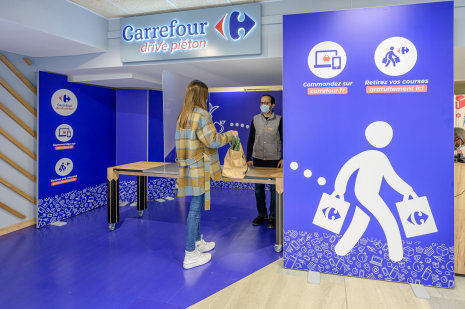 Les clients retirent leur commande passée sur le site Carrefour. - © Carrefour
