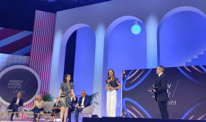 La fondatrice de WeTurn reçoit son prix lors des Innovation Award LVMH. - © Républik Retail