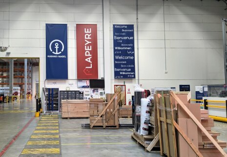 Lapeyre traite les produits achetés pour revente depuis un entrepôt de 72 000 m² presté par Kuehne+Nagel à Mer. - © D.R.