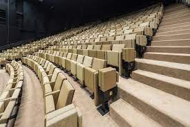 la La grande salle de spectacle conserve sa configuration en gradins avec 932 fauteuils neufs, au ton de camaïeu paille  - © Théâtre de la Ville