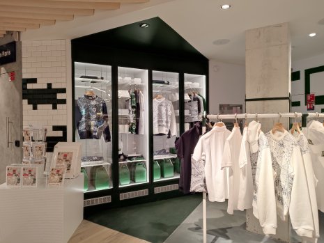 La collection Champs-Elysées séduira les touristes et n'est vendue que dans ce magasin. - ©&#160;Républik Retail
