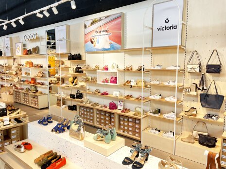 Eram propose dans son magasin de Salaise des produits des marques Vanessa Wu et Victoria. - © Eram