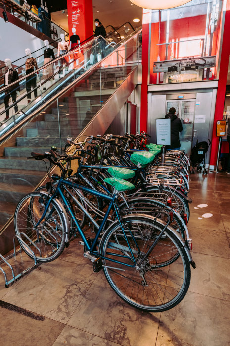 La Station propose des vélos reconditionnés via RecoVélo, une société que répare des anciens cycles en faisant travailler des personnes handicapés. - © Monoprix