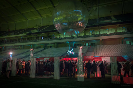Artiste acrobate suspendue à une bulle géante - Soirée RP Stade Pierre Mauroy - © Eric Daebrovski