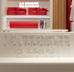 Clarins a mis en place un service de collecte pour recycler les anciens contenants. - © Clarins