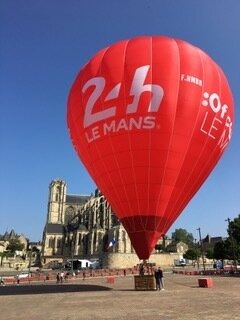 Une montgolfière affublée du slogan « of course, Le Mans » était installée sur la place des Jacobins au Mans - © Mavila SA