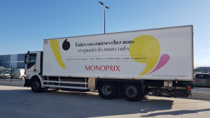 La livraison des articles se fait en camion GNV et un test arrive avec un camion 100% électrique. © CC / Républik Retail