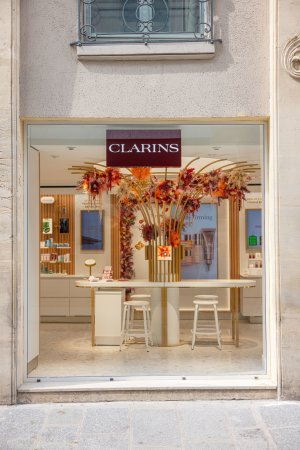 Vitrine ouvert.e © Clarins / Olivier Loser