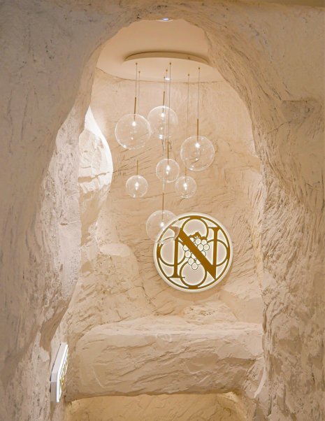 Dès la montée des marches, Nicolas recrée l’ambiance des caves à champagne. - © Nicolas
