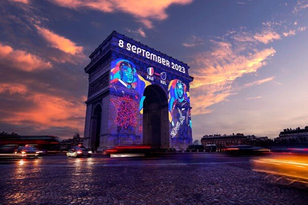 Havas Events a réalisé un reveal sur l’Arc de Triomphe à Paris pour célébrer les J-100 de la Coupe du monde de rugby - © Vivendi / Havas