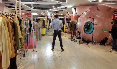 Printemps a créé un plateau live shopping au sein de son espace Market dédié aux marques digitales.  - © CC / Républik Retail